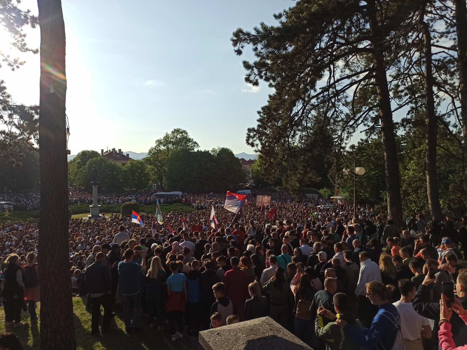 Vjerni narod preplavio Trg Šaka Petrovića: Patrijarh Porfirije predvodi litiju u Nikšiću u čast Svetog Vasilija Ostroškog! (FOTO)