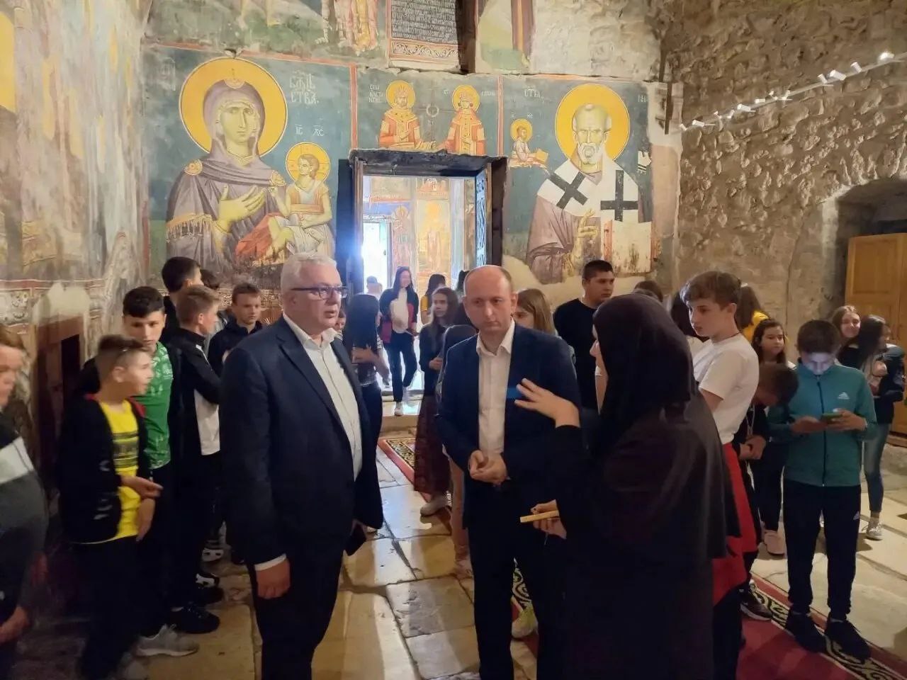 Mandiću i Kneževiću uručena Zlatna plaketa Metohije: Ostajemo dosljedni borbi za očuvanje najsvetijih vrijednosti našeg naroda