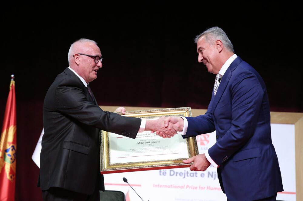 Može li Milo niže: Sve za albanstvo, Srpstvu šipak!
