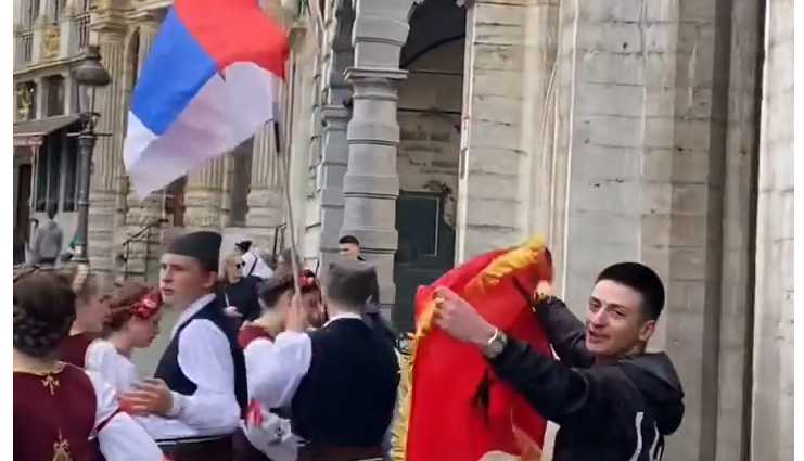 Novi sramni napad na Srbe: U Briselu Albanci tjerali djecu sa albanskom zastavom i simbolima „velike Albanije“ (VIDEO)