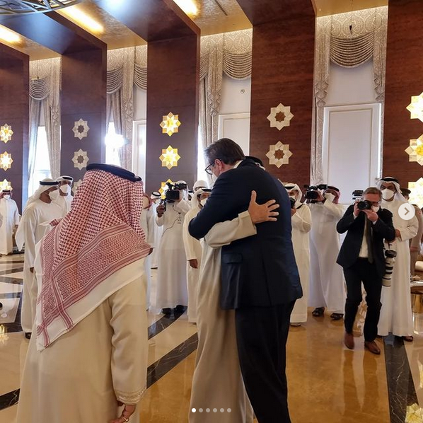Vučić odao poštu preminulom vladaru UAE-a: Ponosan sam na iskreno prijateljstvo koje Srbija ima sa Emiratima!