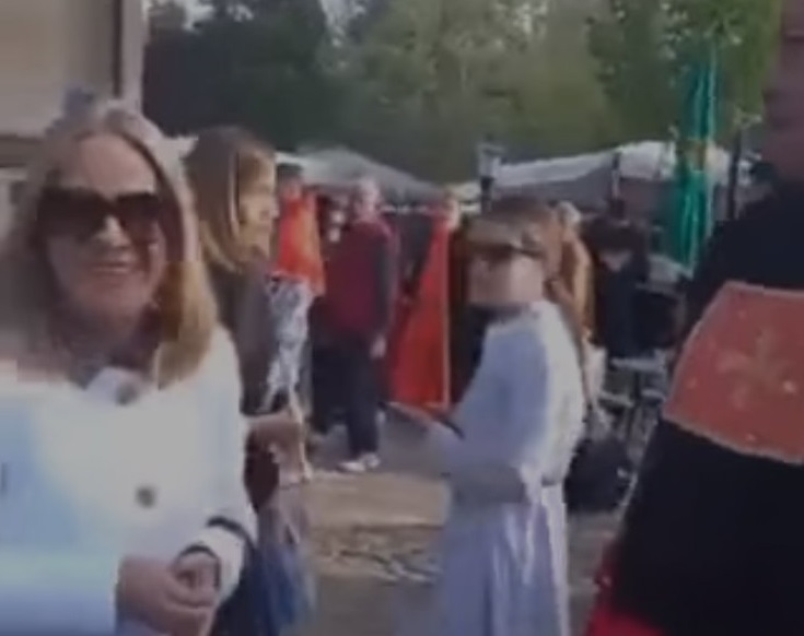 Provokacije na račun poslanice URE: Pristalice Mila Đukanovića ispred Božene Jelušić skandirali Donu od Pandore