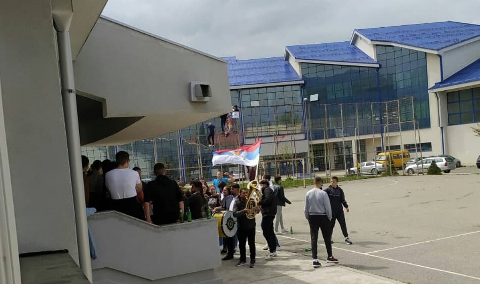 Djeca u Kolašinu proslavila maturu uz trobojke kraljevine Crne Gore, CDM Mila Đukanovića, se ne može čudu načuditi
