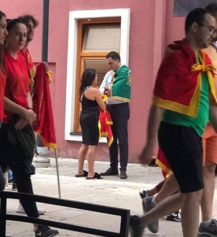Punjenja rezervoara komitama prevaziđena: Ivan Vuković nabavio nezavisne autobuse u kojima DPS-ove pristalice mogu besplatno da se voze od skupa do skupa!