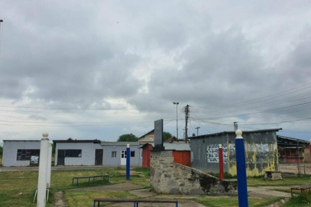 Novi pokušaj zastrašivanja i pritiska na Srbe: Albanci zapalili trobojku sa spomenika palim borcima na Kosovu i Metohiji