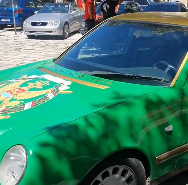 U Baru se pojavio „komitomobil“: Mercedes izlijepljen „komitskim“ grbovima, natpisima „Belveder“ i „da je vječna“ (VIDEO)
