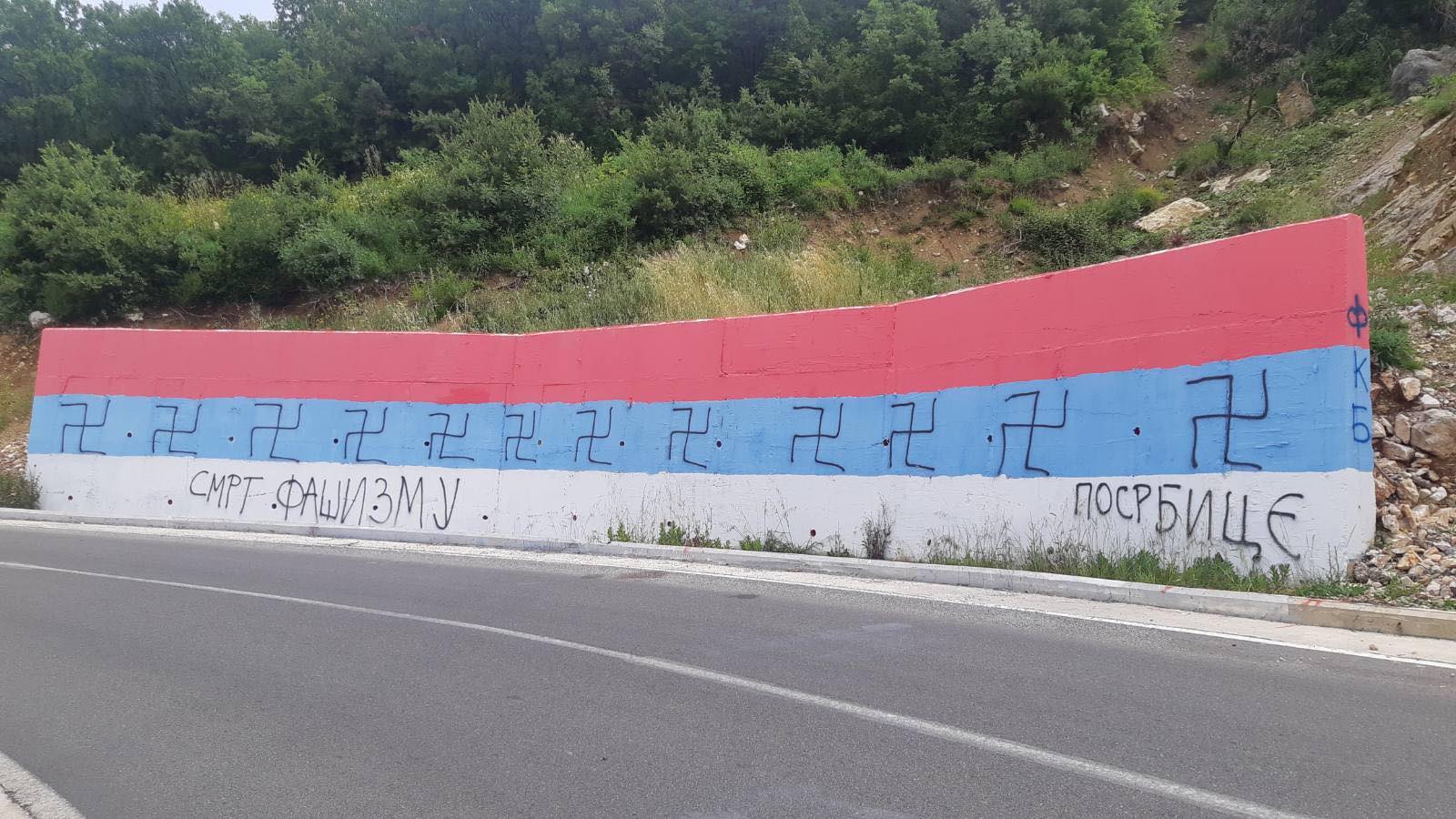 Srbi ponovo na udaru: Na trobojci u Kučima osvanuli kukasti krstovi, „posrbice“ i „smrt fašizmu – sloboda narodu“