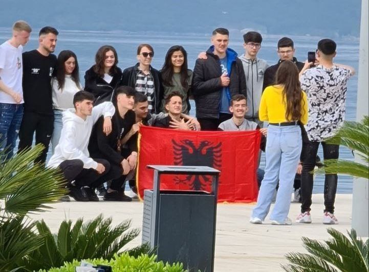 Na Cetinju pjesma „Veseli se srpski rode“ dovodi do kamenovanja djece, u Tivtu je širenje albanske zastave i „šota“ za „Belvederce“ sasvim u redu