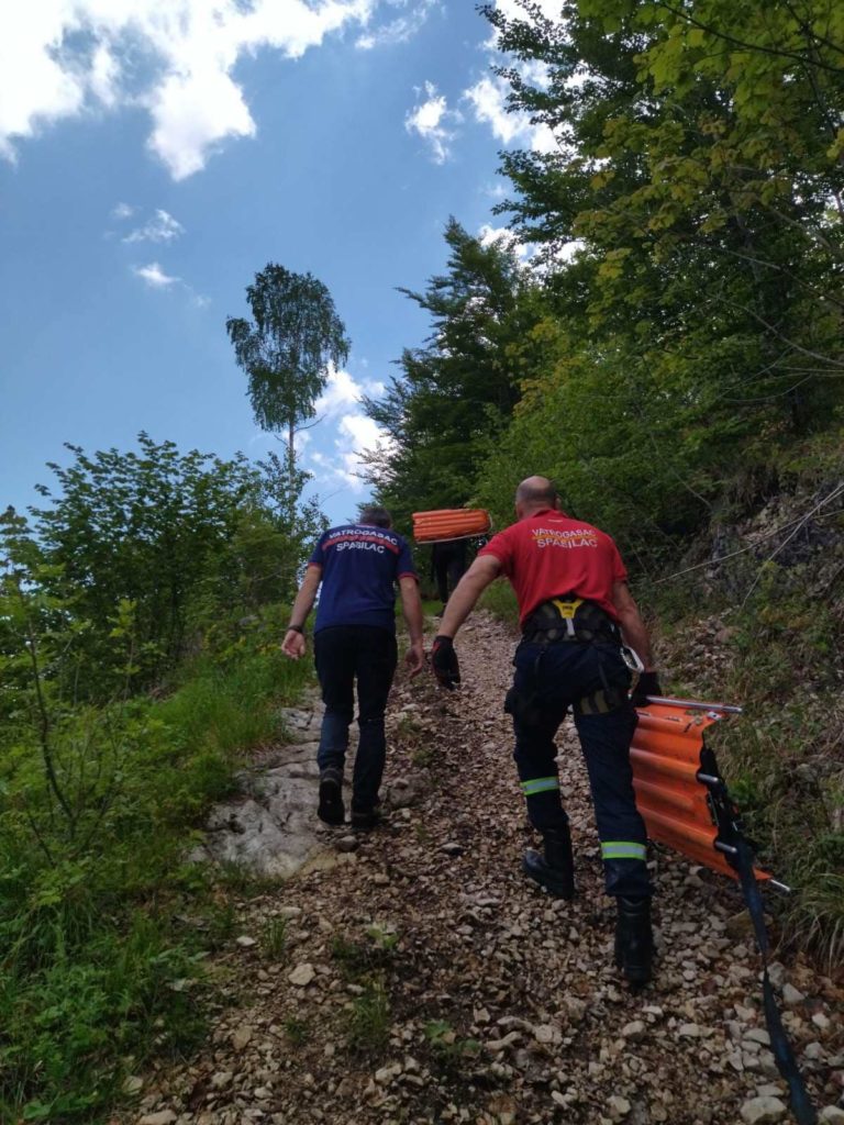 Vatrogasci u Nikšiću u akciji spašavanja četvoro sugrađana izgubljenih na planini Pusti lisac