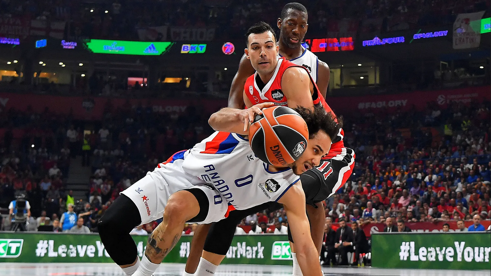 Nevjerovatni Micić trojkom uz zvuk sirene odveo Efes u finale Evrolige