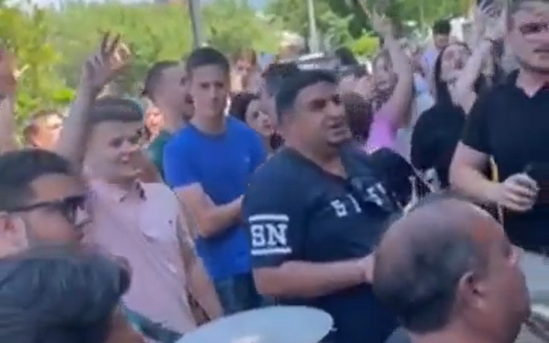 „Ko da mi otme iz moje duše Kosovo“: Podgorički maturanti medicinske škole proslavili kraj školovanja uz „Vidovdan“