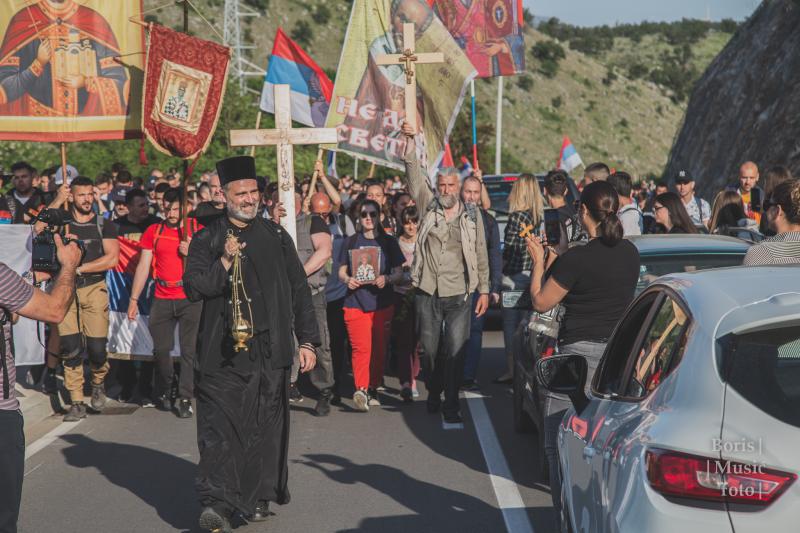 Svetom Vasiliju Ostroškom u pohode: Pogledajte kako je izgledala veličanstvena litija od podgoričkog Sabornog hrama Hristovog Vaskrsenja za manastir Ostrog (FOTO/VIDEO)