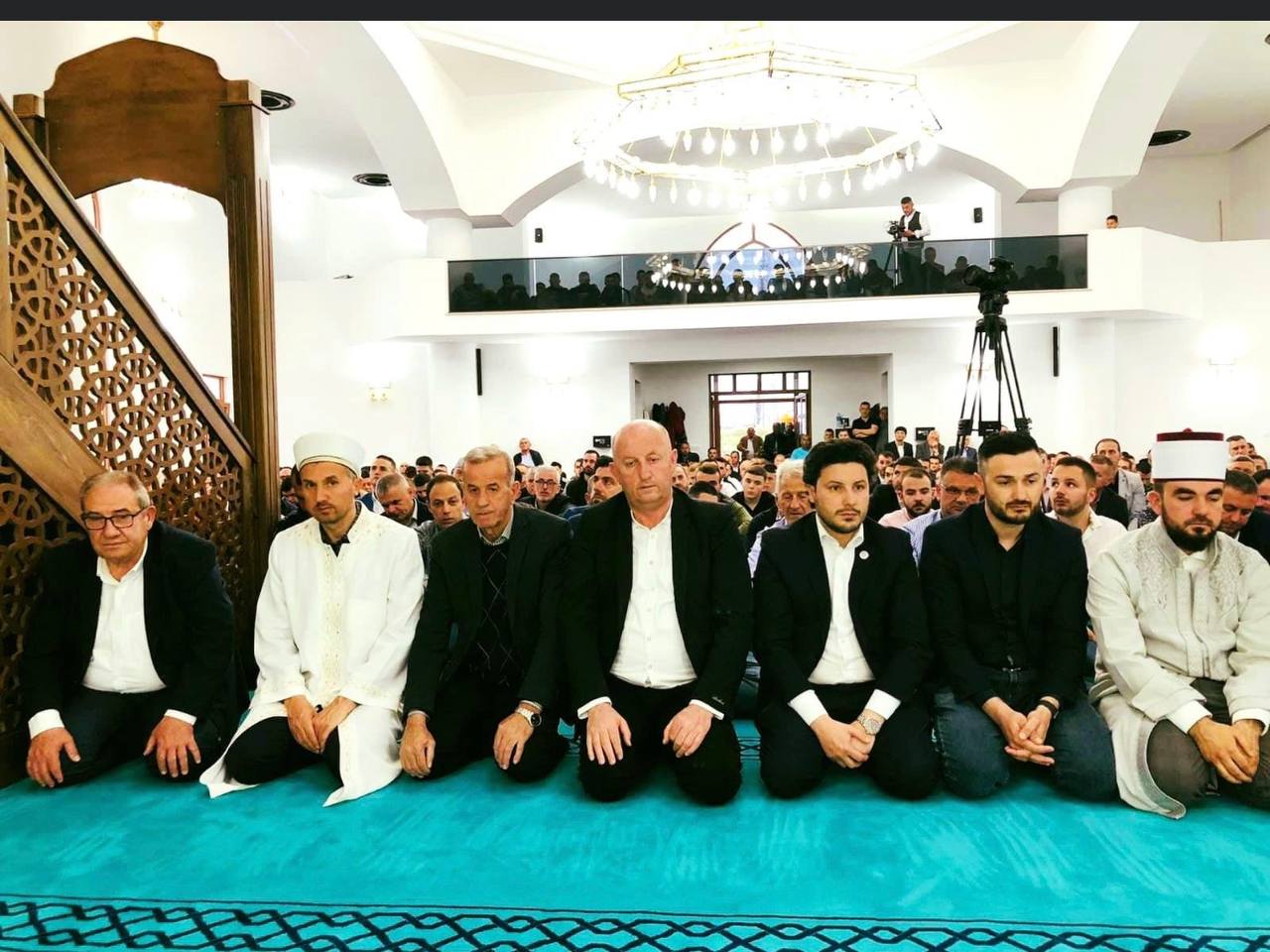 Abazović u Ulcinju: Premijer Crne Gore klanjao bajram namaz u džamiji na Pinješu