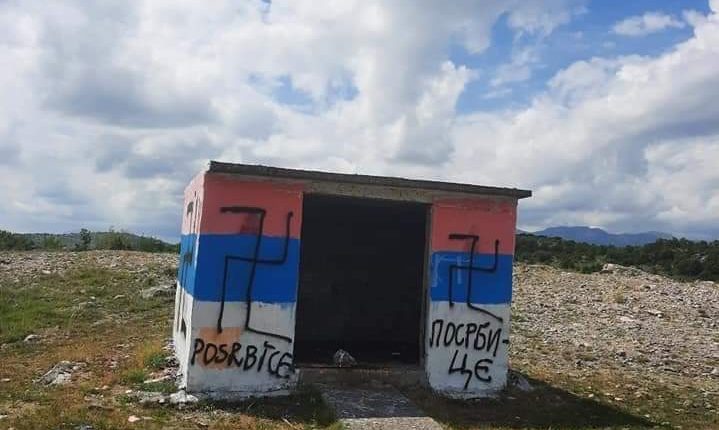 Fašisti i nacisti ne miruju: Kukastim krstovima udarili na Kuče, nadležni ćute, narod uzemiren!