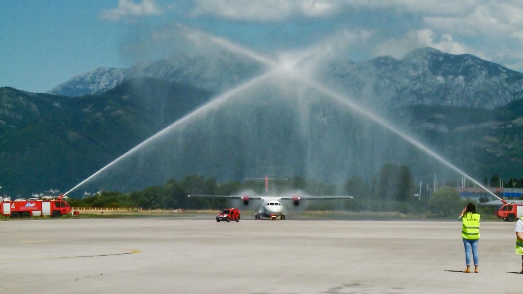 Prvi avion iz Kraljeva sletio na tivatski aerodrom!