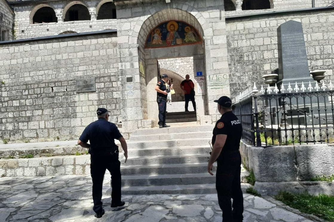 Incident u Cetinjskom manastiru: Žena provocirala kod moštiju sv. Petra Cetinjskog i verbalno napadala monaštvo (VIDEO)