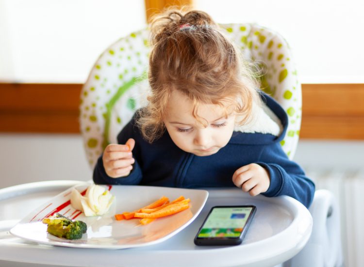 Mobilni telefoni mogu djeci napraviti veliki problem na duže staze