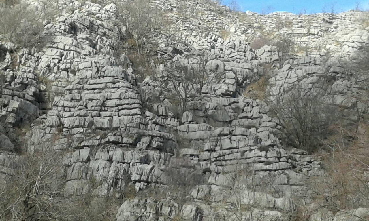 Stijena se obrušila na radnika u kamenolomu kod Cetinja, životno ugrožen