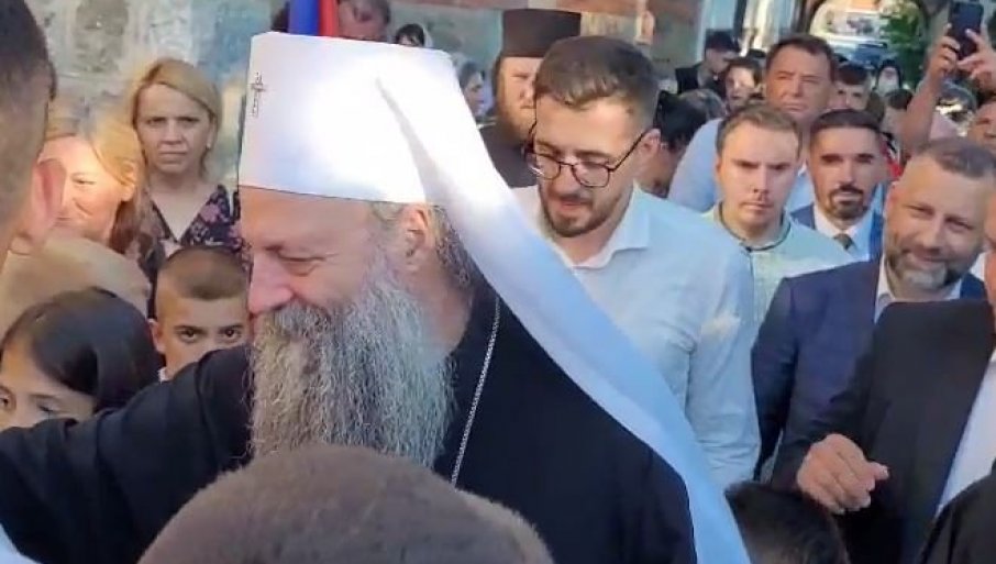 Uz zvonjavu zvona: Vjerni narod dočekao Patrijarha Porfirija u Gračanici!