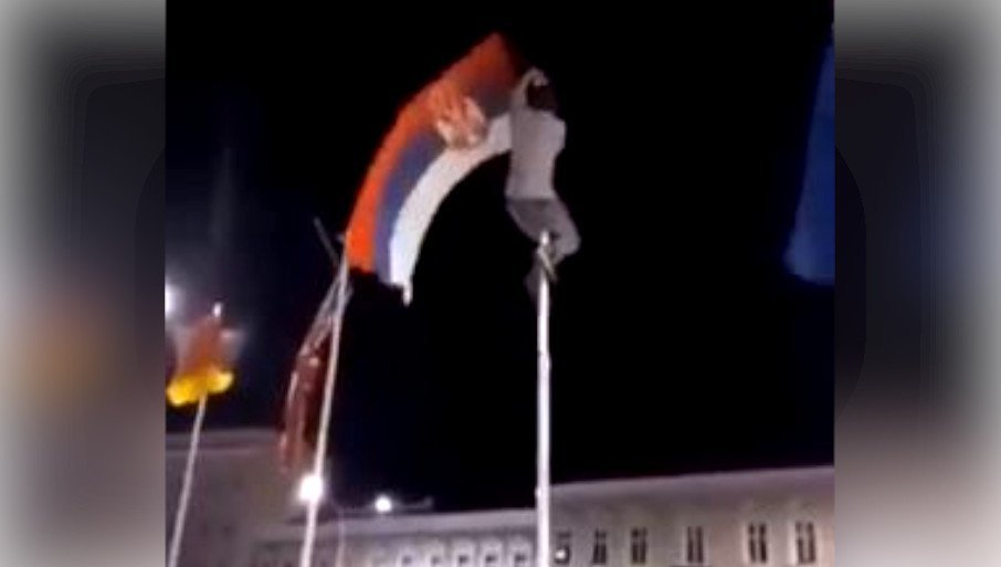 Mržnja prema Srbiji u Hrvatskoj ne jenjava: Skinuo trobojku sa jarbola kako bi na miru ispijao piće u lokalu! (VIDEO)