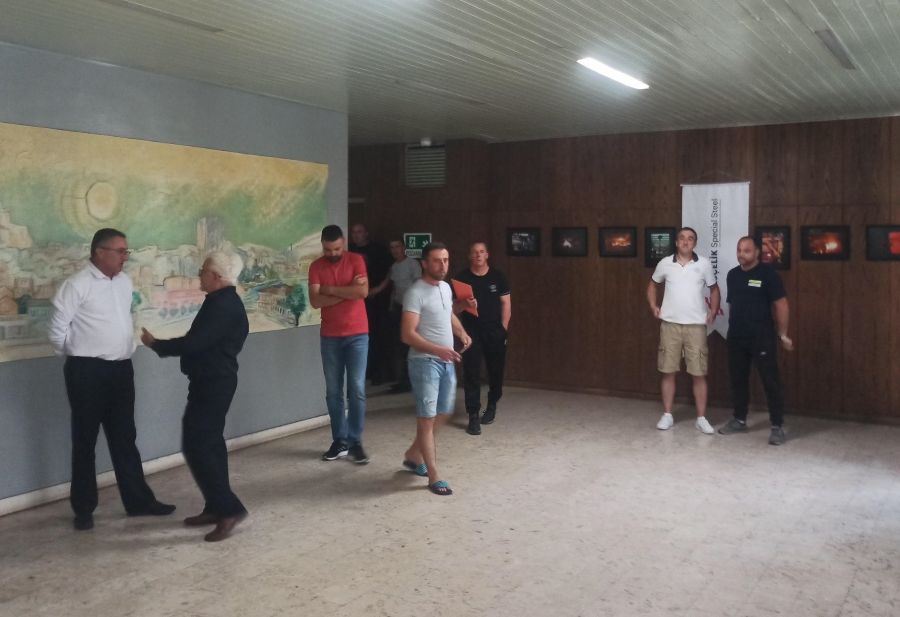Radnici nikšićke željezare, kojima je menadžment najavio otkaze, ušli u upravnu zgradu: Poručuju da neće izlaziti
