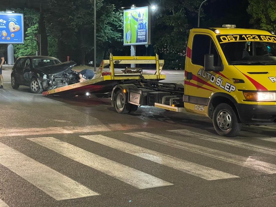 Neobična nezgoda u Podgorici: U sudaru dva automobila i trotineta, jedan auto završio na krovu