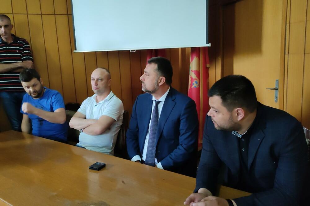 Zbog otpuštanja velikog broja radnika: Đurović i Kovačević podržali radnike Željezare u Nikšiću