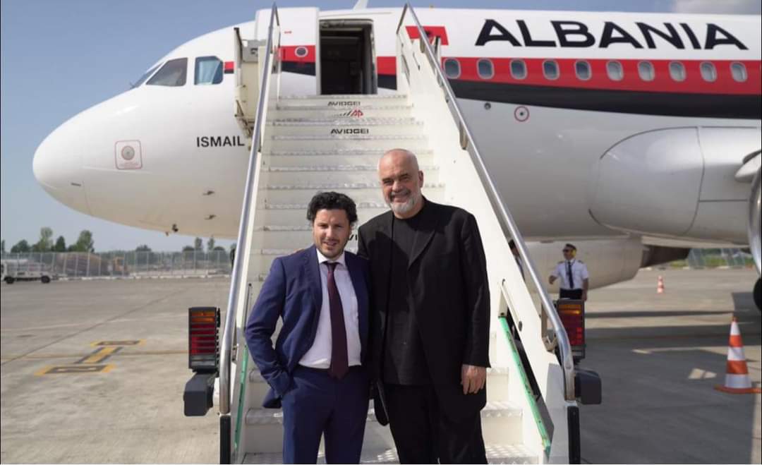 Ipak samo Beograd smeta: Da je kojim slučajem Abazović išao za Ukrajinu avionom vlade Srbije, a ne Albanije sa kojim je pošao, mediji ne bi prestajali da pišu o tome!