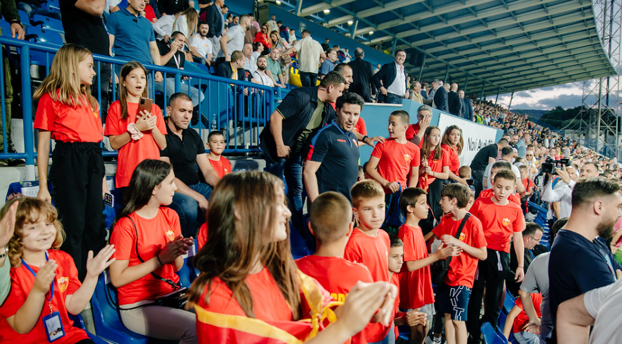 Abazović došao na utakmicu reprezentacije sa pedesetoro djece