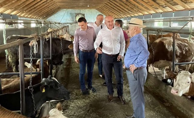 Joković posjetio proizvođače mlijeka u Nikšiću