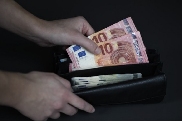 U budžetu nedovoljno sredstava za narod, dok je za stanove, povećanje plata i gorivo bilo i više nego dovoljno