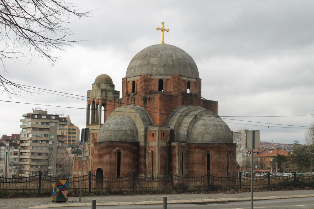 Sraman udar na Srbe na Kosmetu: Policija srpskim sveštenicima zabranila da služi liturgiju povodom Spasovdana