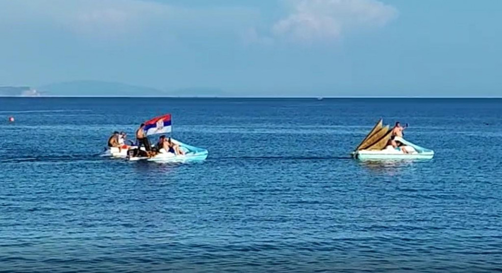 Komitski portal DAN šokiran: Turisti puštaju srpske pjesme u Budvi, DAN-u smeta iako turisti uživaju i troše novac u Crnoj Gori (FOTO)
