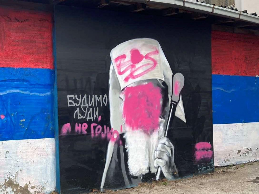 Skandalozan potez u Beogradu: Mural patrijarha Pavla oskrnavljen užasnom porukom (FOTO)