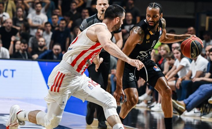 „Crno-beli” izbjegli „metlu”: Derbi trajao tri sata, prekinut u poslednjem minutu, pa nastavljen nakon 40 minuta