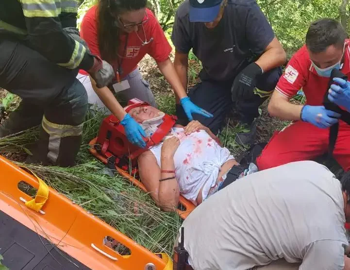 Selfi zamalo platila životom: Turistkinja pala u provaliju tokom fotografisanja na Paštrovačkoj gori