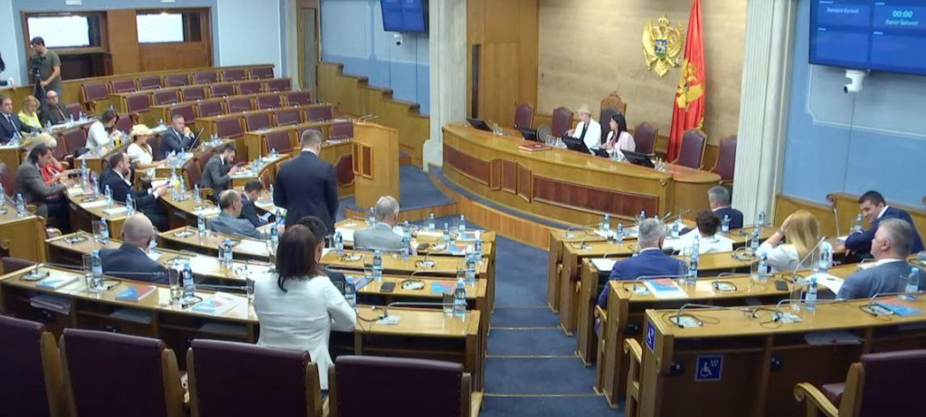 Poslanici u Skupštini  izglasali ukidanje PDV-a na hljeb i akciza na plastiku