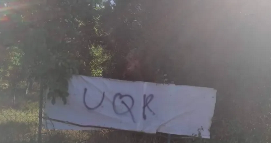 Nove provokacije Albanaca Srbima na Kosmetu: Porodici Trajković okačili natipis „UČK“ na ogradu