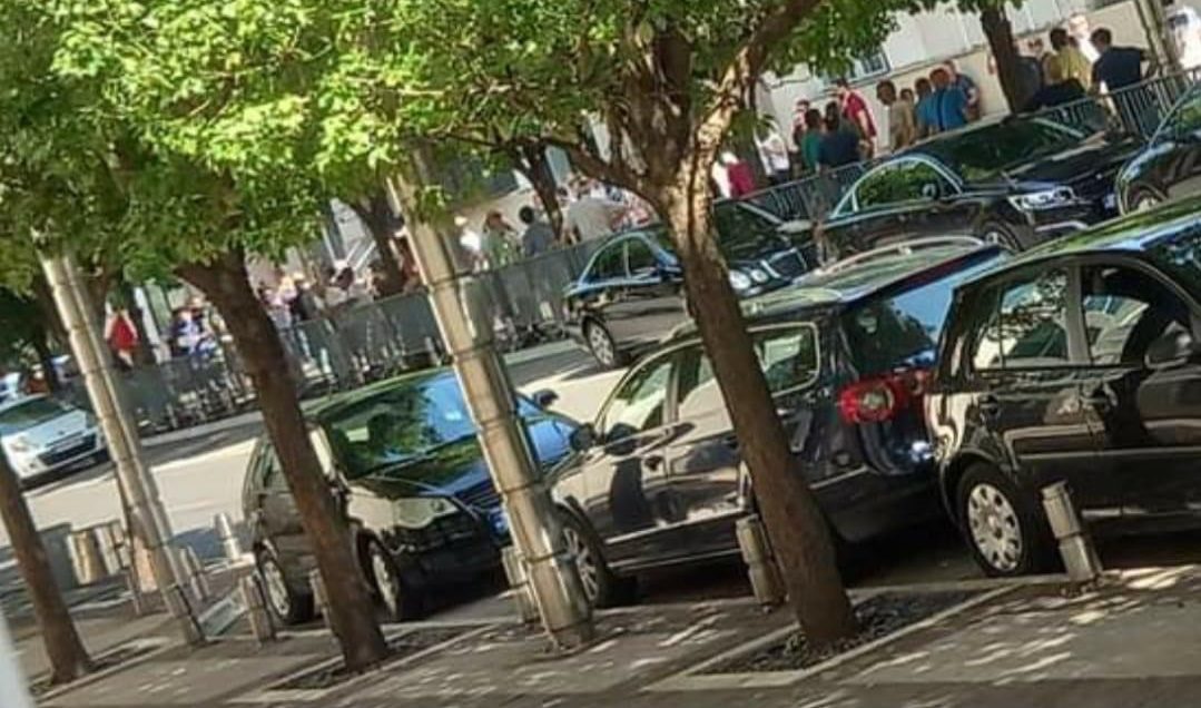 „Tresla se gora rodio se miš“: Od najavljenih 50 000 crnogoraca, samo 30 komita „ruši“ Vladu! (FOTO)