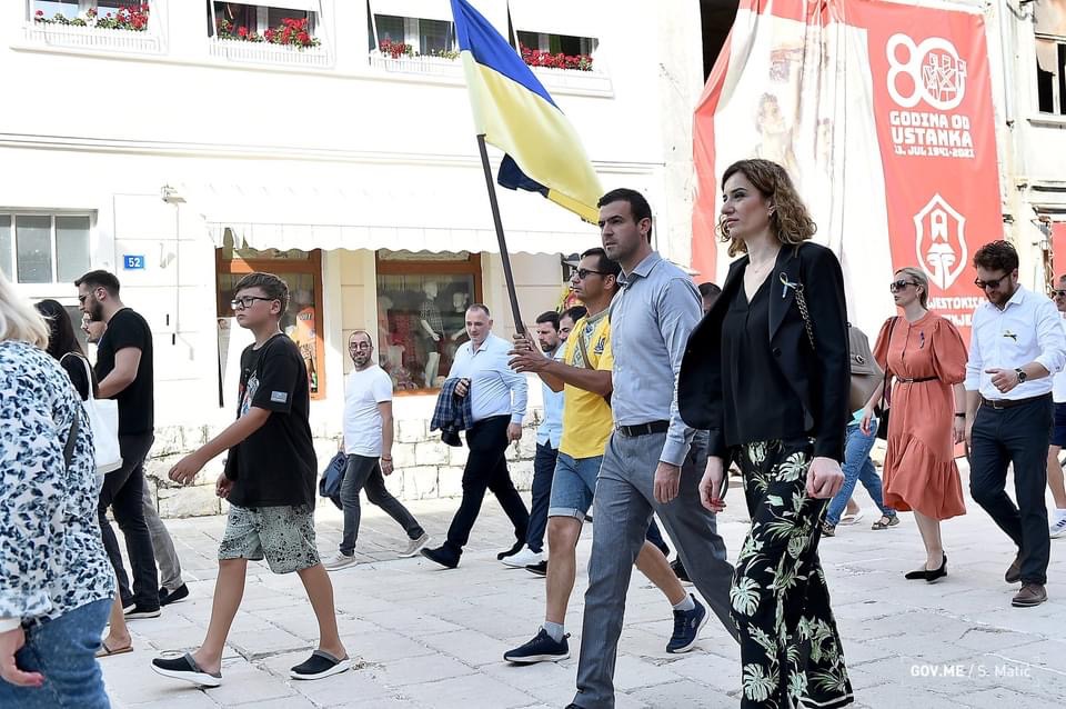 Ministarka Jovana Marović na protestu podrške Ukrajini gdje se SPC upoređuje sa KGB-om: Dijeli li cijela vlada ovo mišljenje?