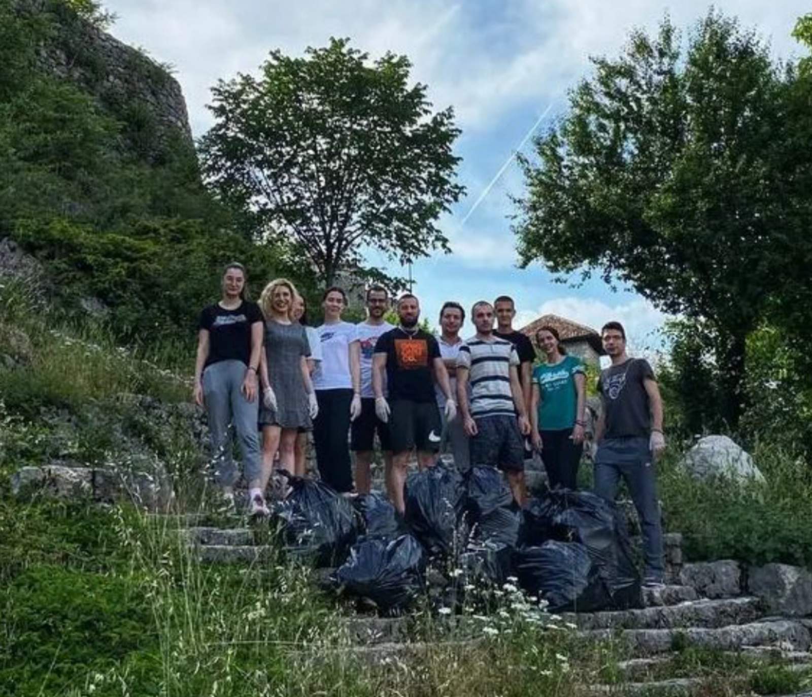 Klub mladih NSD organizovao akciju čišćenja nikšićkog Bedema i vidikovca kod Pljevalja povodom Dana zaštite životne sredine (FOTO)