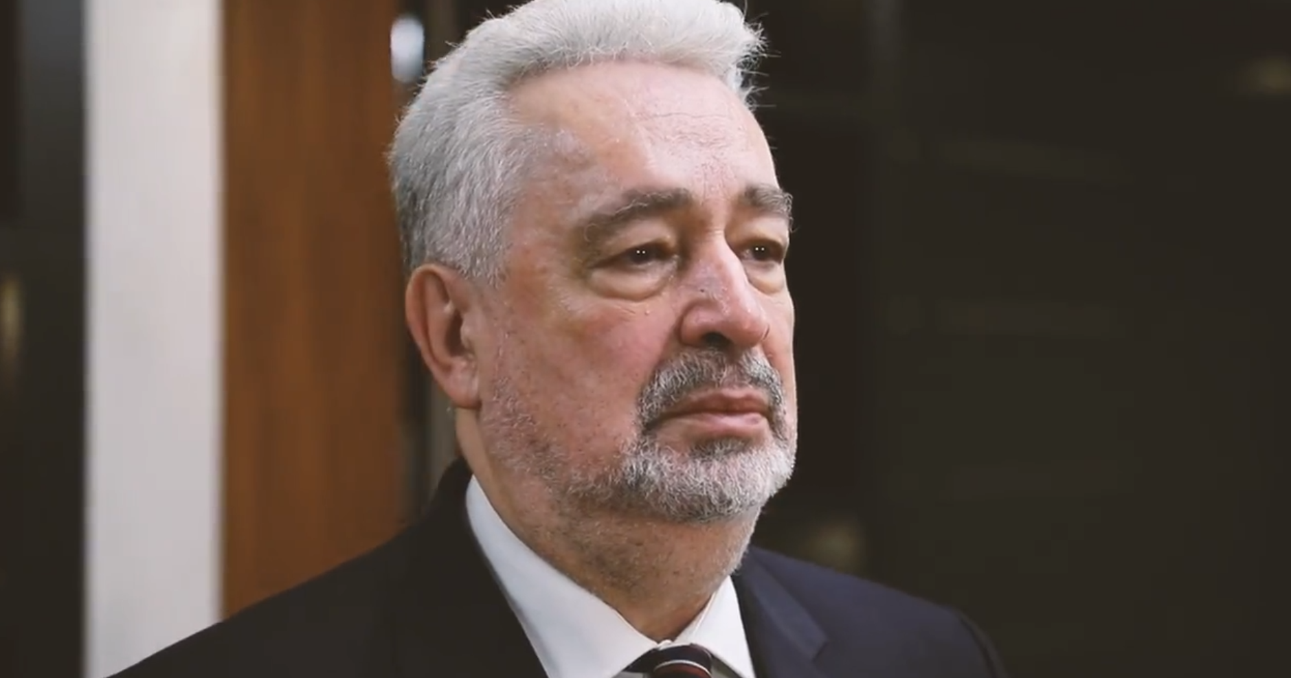 Iščašenja i nagnječenja: Za vladiku Metodija Zdravko Krivokapić istorijska ličnost, za Gojka Perovića bivši premijer napisao bajku!?