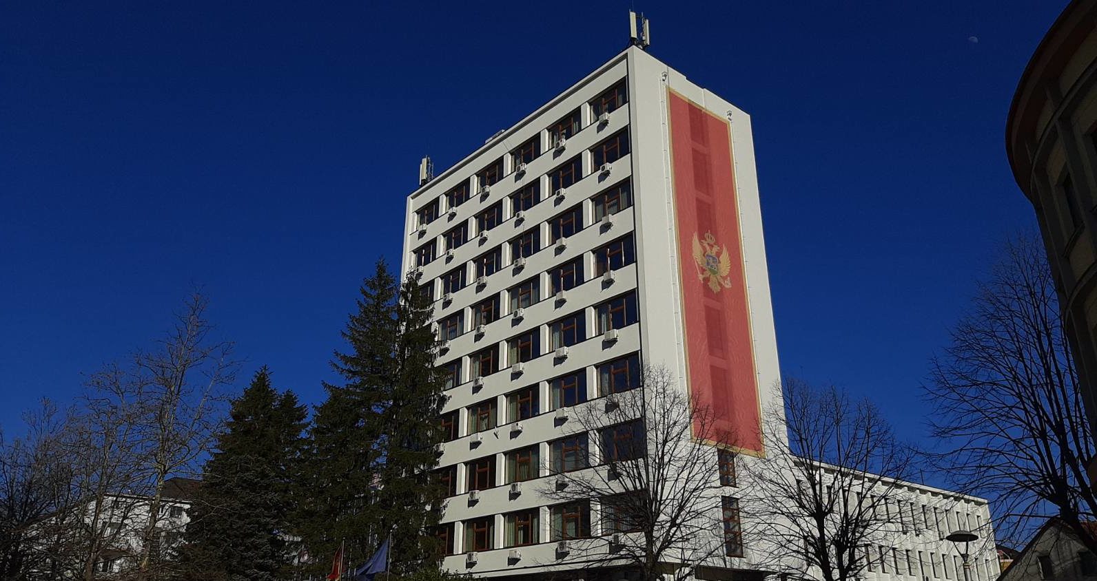 Opština Nikšić: Zastava sa zgrade Opštine uklonjena jer je postavljena suprotno zakonu