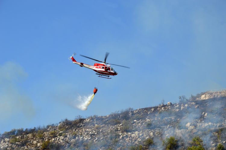 Na zahtjev Direktorata za vanredne situacije: Helikopter Vojske Crne Gore uključio se u akciju gašenja požara na Vojniku