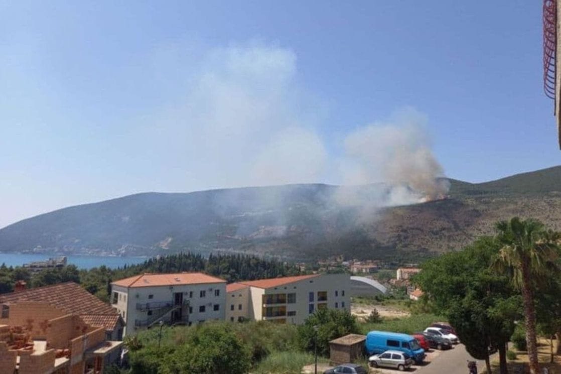 Lokalizovan požar u Herceg Novom: Starac osumnjičen za izazivanje