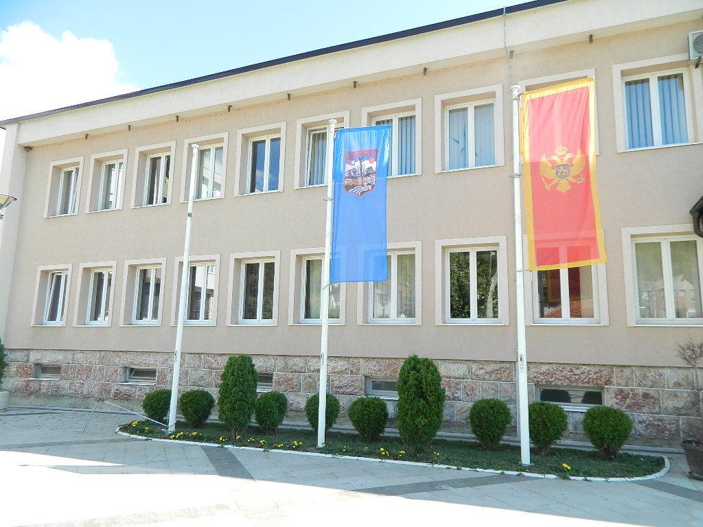 Vandalizam u Andrijevici: Nepoznati počinioci skinuli trobojku ispred zgrade Opštine!