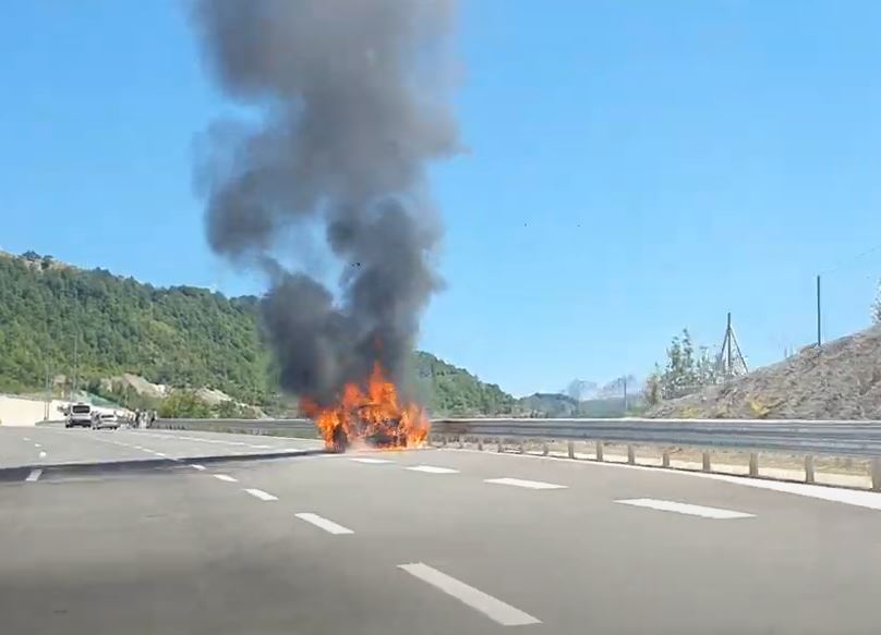 Incident prvog dana otvaranja autoputa: Zapalio se automobil beogradskih tablica