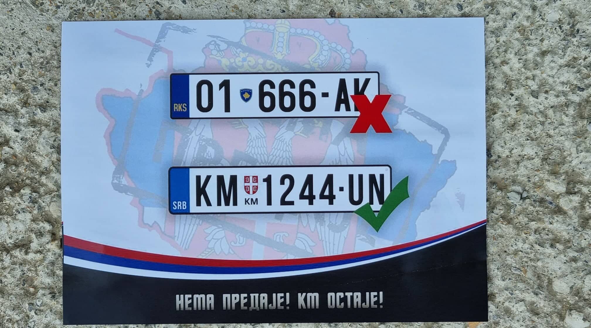 „Nema predaje – KM ostaje“: U Kosovskoj Mitrovici osvanule naljepnice uoči početka novih registracija