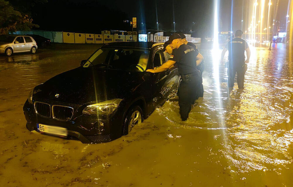 Poplave u Beogradu, pripadnici službi bezbjednosti i spašavanja pomagali svojim sugrađanima