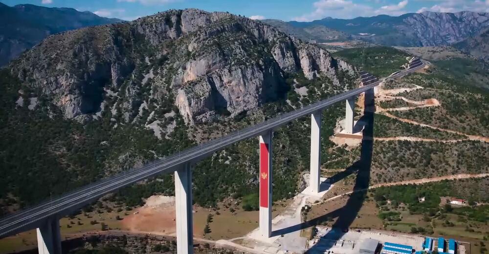 Kako se koristi autoput u Crnoj Gori: Odspavaju na dvosjedu, prave selfije, piju pivo i doručkuju